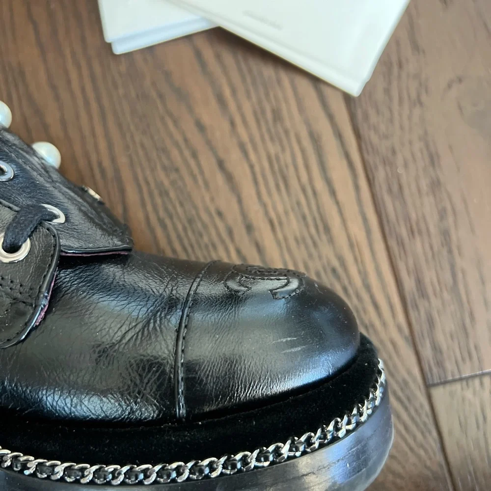 100% Authentic CHANEL calfskin velvet pearl combat boots - Picture 4 of 9